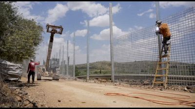 Israele erige una recinzione attorno a un villaggio palestinese