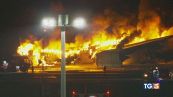Tokyo, aereo a fuoco: 5 vittime, 379 in salvo