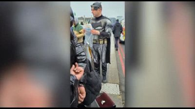 Londra, truffatore arrestato da Batman e Robin (ma è la polizia)