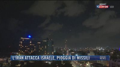 Breaking News delle 21.30 | L'Iran attacca Israele, pioggia di missili