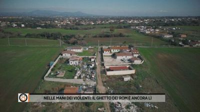 Nelle mani dei violenti: il ghetto dei rom è ancora lì