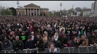 Ungheria al voto, giovani anti-Orban in piazza, Trump lo sostiene