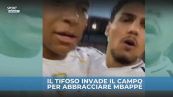 Invasione di campo per un abbraccio di Mbappé