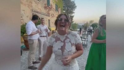Scaricata a 7 giorni dalle nozze, lei non piange e festeggia