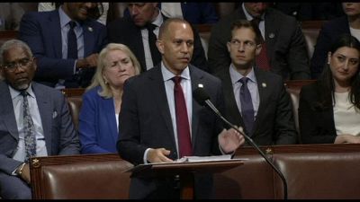 Hakeem Jeffries contro il "Big Ugly Bill" di Trump: 7 ore di discorso