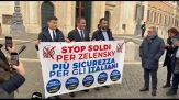 Striscione dei vannacciani davanti alla Camera: Stop soldi a Zelensky