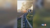 Assalto a portavalori auto in fiamme e feriti