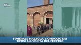 Funerale Mazzola, applausi e cori all'uscita del feretro