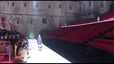 Sfilata di moda di Louis Vuitton al Palazzo dei Papi di Avignone