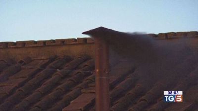 La lunga attesa, poi la fumata nera