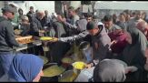 Gaza, file per un pasto caldo nelle mense solidali