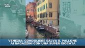 Giocata di classe a Venezia, gondoliere salva il pallone ai ragazzini.