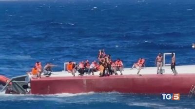 Naufragio traghetto si cercano 18 persone