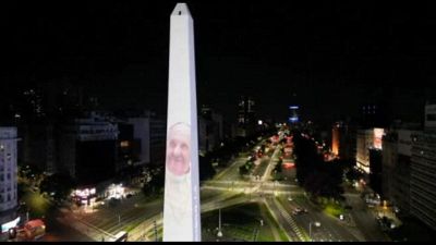 L'omaggio al Papa sull'obelisco di Buenos Aires