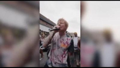 Ed Sheeran a New Orleans canta il nuovo brano in mezzo alla strada