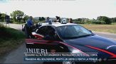 Fuggono all'alt dei carabinieri e travolgono l'auto di una coppia