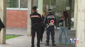 Grave ma fuori pericolo insegnante accoltellata