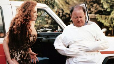Eva Grimaldi e Massimo Boldi nei panni di una sbilanciata coppia
