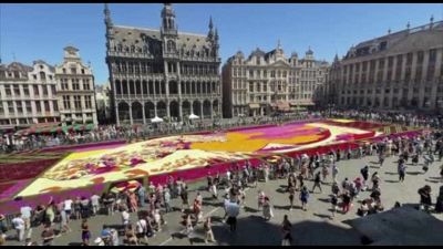 750.000 dalie a Bruxelles formano "La grande onda di Kanagawa"