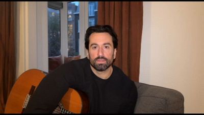 Il cantautore olandese racconta il nuovo disco A little light in the dark