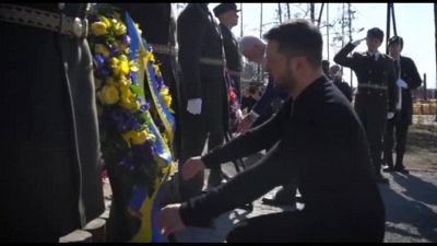Zelensky in visita al memoriale ai caduti di Moschun
