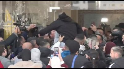 I prigionieri palestinesi liberati portati in trionfo a Ramallah