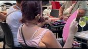 Dal ventaglio al ghiaccio, come i turisti sopravvivono al caldo a Roma