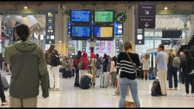 Il traffico riprende a fatica a Parigi dopo l'attacco alla rete Tgv