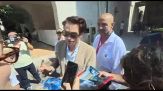 Venezia, arriva la star Robert Pattinson: sorrisi e autografi