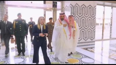 Meloni a sorpresa nel Golfo Persico, prima tappa a Gedda