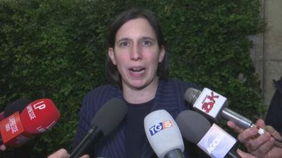 Saluto nazista di Bannon, Schlein: "Meloni abbia la decenza di dissociarsi"