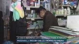 La casa è occupata e lei è costretta a vivere in merceria