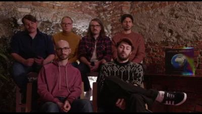 I Pinguini Tattici nucleari saluta il mondo con "Hello World"