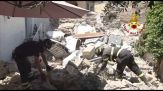 Crolla parzialmente una palazzina a Torre del Greco, salvato un uomo