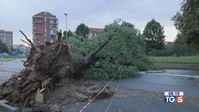 Vento e pioggia ma resta l'afa
