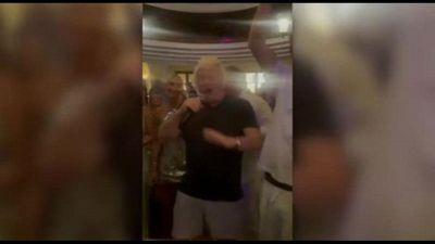 Capri, Boris Johnson scatenato: canta e balla in un locale notturno