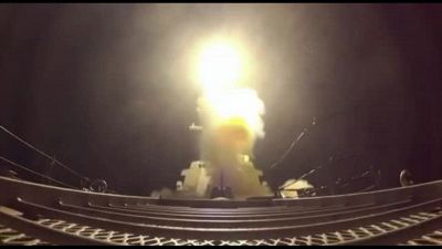 Tensione su Hormuz, nuovi raid americani sull'Iran