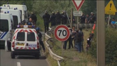 Francia e Inghilterra ora serrano i controlli sull'immigrazione