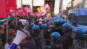 "Una piazza per l'Europa", scontri tra antagonisti e la polizia a Bologna