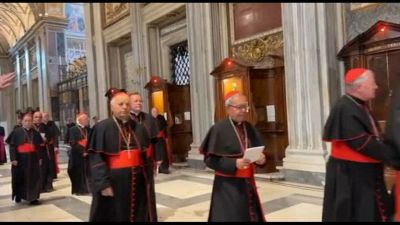 L'omaggio di 110 cardinali alla tomba del Papa a Santa Maria Maggiore