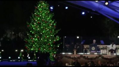 Biden accende l'albero alla Casa Bianca, ultima volta da presidente