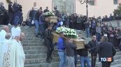 A migliaia in piazza per l'addio ai ragazzi