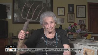Nelle mani dei violenti: "Aggredita in casa, ora mi difendo col forcone"
