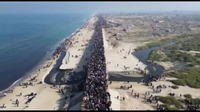 Una marea di palestinesi diretta verso il nord della Striscia di Gaza