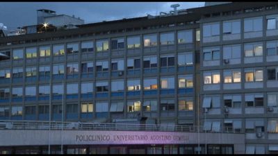 "Il Papa ha trascorso una notte tranquilla". Un mese in ospedale