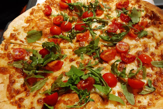 pizza con pomodorini