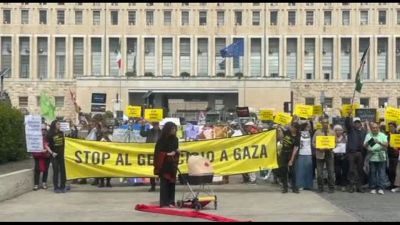 Flashmob di Amnesty davanti a Farnesina: "Stop al genocidio a Gaza"