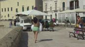 I turisti cafoni a Gallipoli, in bikini e tacchi a spillo tra le bancarelle