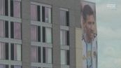 Messi, compleanno con i tifosi: che festa fuori dall'hotel!