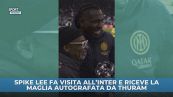 Spike Lee fa visita all'Inter e riceve la maglia autografata da Thuram